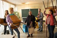 Extraklasse 2+ – Weil es im Klassenzimmer einen Wasserschaden gab, verlegt Ralph Friesner (Axel Prahl, M.), den Unterricht in die Eingangshalle. Die Schülerin Gülmira Bishek (Ruzica Hajdari, r.) hilft genauso tatkräftig mit wie der Rest der Klasse (unbekannte Darsteller).