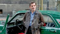 Der Palast – Alex (Hannes Wegener) möchte Marlene unbedingt kennenlernen.