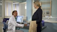 In aller Freundschaft – Dr. Martin Stein (Bernhard Bettermann) erfährt bei der Untersuchung von Nicole Lamprecht (Judith Hoersch) ganz nebenbei, dass sie und Martins Freundin Antonia einmal ein Paar waren. Und Nicoles Begegnung mit Martin vor ein paar Tagen war keinerlei ein Zufall: Nicole wollte sich Antonias Freund mal etwas näher anschauen.