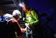 Reporter – Abmarsch, über Mittellegigrat: Bergführerin Laura Bomio und Reporter Matthias Lüscher