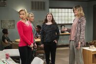 Mom – Über die neusten Erkenntnisse, die Christy (Anna Faris, 2.v.l.) und Jill (Jaime Pressly, l.) beim Besuch von Emilys (Julia Lester, 2.v.r.) Mutter (Missi Pyle, r.) bekommen, sind sie mehr als verwundert ...