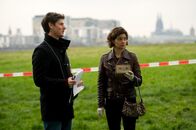 SOKO Köln – Pathologe Dr. Kraft (Thomas Clemens) und Kommissarin Lilly Funke (Tatjana Kästel) suchen nach Hinweisen am Tatort. Wurde das junge Mädchen von der Brücke gestürzt, oder war es ein Selbstmord?