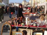 ATV - Die Reportage – Sophie Stieber auf dem Naschmarkt-Flohmarkt