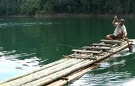 Zeb Hogans Monsterfische – Biologist Zeb Hogan tries his hand at navigating the waters on a bamboo raft, a vehicle that the local Mr. Hut has built especially for him. Hogan plans to spend the night on the raft so he can get the earliest possible start looking for monster fish.