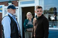 Die Küstenpiloten – Hauke (Jan-Gregor Kremp, li.), Tochter Swantje (Nadine Boske) und Sohn Sönke (Hannes Wegener) lieben das Fliegen.