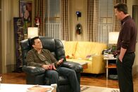 Friends – Joey (Matt LeBlanc, l.) kann nicht fassen, dass Chandler (Matthew Perry, r.) ihn so schamlos hintergangen hat ...