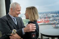 Notruf Hafenkante – Melanie (Sanna Englund) freut sich, ihren Vater (Hans-Jörg Assmann) wiederzusehen.