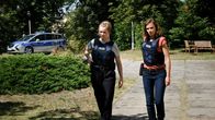 Tatort – Angespannt nähern sich Leonie Winkler (Cornelia Gröschel) und Karin Gorniak (Karin Hanczewski) dem Ort der Geiselnahme.