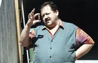 Die Rosenheim-Cops – Kommissar Hofer (Joseph Hannesschläger) prüft ein Beweisstück. Ist der Lippenstift der Schlüssel zur Lösung des Falles?