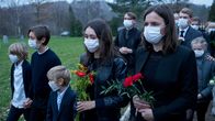 neoriginal: Sløborn – Evelin (Emily Kusch, M.) und Mutter Helena (Annika Kuhl, r.) nehmen an der Beerdigung von Schüler Ole teil.