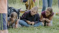 SommerCamp - Back To the Roots – Carlotta, Lina und Alida warten ganz gespannt auf die große Abschieds-Show.