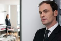 Wilsberg – Alex (Ina Paule Klink) verordnet den Kollegen Stillschweigen wegen des Sexfilms - "Kollege" Hartmann (Anian Zollner) hört mit.