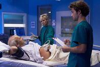 In aller Freundschaft – Viktor Lehmann (Andreas Borcherding, li.) liegt nach einem Pferdetritt mit einer inneren Blutung in der Sachsenklinik. Dr. Kathrin Globisch (Andrea Kathrin Loewig, mi.) stellt eine Herzrhythmusstörung fest, die die dringend notwendige Operation verzögert. Als Kris Haas (Jascha Rust, re.) nachfragt, wen er benachrichtigen soll, wird klar, dass Viktors Frau schon vor vielen Jahren gestorben ist. Viktor hat es nie geschafft, sich mit der Trauer auseinanderzusetzten, und so auch den Kontakt zu seinen beiden Töchtern verloren.