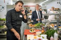 Meine Mutter will ein Enkelkind – Rufus (Stephan Luca, vorne) erfährt beim Kongress der Chefköche auf Madeira von seiner Tochter.