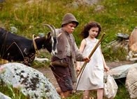 Heidi – Almauftrieb: Heidi (Anuk Steffen) und Peter (Quirin Agrippi) verbringen mit einer Herde Ziegen den Sommer auf der Alm.