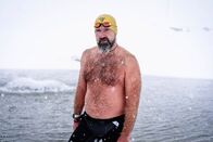 TM Wissen – Josef Köberl in Schwimmausrüstung vor dem Eisbaden während Servus TVs "TM Wissen" am Augstsee in Altausee, Steiermark, Österreich am 03.12.2024.