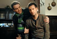 Sturm der Liebe – ARD STURM DER LIEBE FOLGE 1293 Uhr im ERSTEN. Xaver (Jan van Weyde, l.) zahlt für den betrunkenen Nils (Florian Stadler, r.) die Zeche und bringt ihn nach Hause.