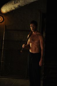 American Horror Story – Der Alarm des Hauses reißt Ben Harmon (Dylan McDermott) aus dem Schlaf. Als er feststellt, dass sowohl die Hinter - als auch die Kellertür offen steht, macht er sich auf die Suche nach dem Eindringling ...