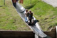 Der Bergdoktor – Unbeschwerte Stunden für Hanna Hofer (Katharina Schlothauer) und Michael Lanzinger (Daniel Krauss) bei ihrem Ausflug zur Sommerrodelbahn.