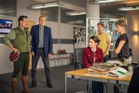 SOKO München – Luisa Sommer (Romina Küper, 3.v.r.) und Elmar Dannenberg (Max Tidof, l.) begegnen sich bei der SOKO, wo sie von Arthur Bauer (Gerd Silberbauer, 2. von l.), Dominik Morgenstern (Joscha Kiefer, 2.v.r.) und Resi Schwaiger (Mersiha Husagic, r.) befragt werden.