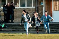Blinded by the Light – Entfliehen dem Alltag (vorne, l-r): Aaron Phagura als Roops, Nell Williams als Eliza, Viveik Kalra als Javed