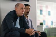 Schloss Einstein – Zeitzeuge Udo Winkler (Manfred Möck, li.) sitzt zusammen mit Herrn Chung (Ill- Young Kim) im Unterricht.
