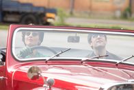 Father Brown – Eve Telford (Reanne Farley) und Jacob Doyle (Sam O’Mahony) machen sich auf den Weg zum Fest.