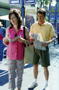 Malcolm mittendrin – Lois (Jane Kaczmarek) freut sich über die Attraktionen des Zoos, während Hal (Bryan Cranston) davon nur mäßig begeistert ist.