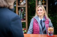 Sturm der Liebe – Yvonne (Tanja Lanäus, r. mit Erich Altenkopf) hat ihre Gründe, warum sie Erik nichts von dem Krebs sagen will.