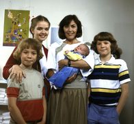 Ich heirate eine Familie – Die glückstrahlende Angi (Thekla Carola Wied, 2. v. r.) mit ihren älteren Kindern Markus (Timmo Niesner, l.), Tanja (Julia Biedermann, 2. v. l.) und Tom (Tarek Helmy, r.) wobei natürlich die jüngste, Franziska, nunmehr im Mittelpunkt steht.