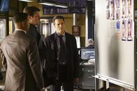 Castle – Ein neuer Fall wartet auf Javier Esposito (Jon Huertas, l.), Castle (Nathan Fillion, M.) und Kevin Ryan (Seamus Dever, r.) ...