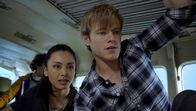 MacGyver – Desi Nguyen (Levy Tran, l.); Angus MacGyver (Lucas Till, r.)