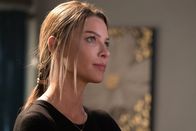 Lucifer – Chloe (Lauren German) ist mehr als geschockt, als Lucifer nach zwei Wochen ohne jeglichen Kontakt mit einer besonderen Neuigkeit im LAPD Revier auftaucht ...