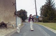 Nos amours - Unsere Lieben – Elise fährt mit Longboard und Hund spazieren.