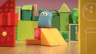 Guetnachtgschichtli – Guetnachtgschichtli Die Mini Boings – Labyrinth und Balanciere Staffel 2 Folge 5 Ein blauer Mini Boing sitzt oben auf einigen Spielblöcken. Copyright: SRF/Aardman