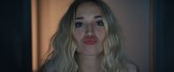 Derby Girl – Lola Bouvier (Chloé Jouannet) macht sich für ein Date hübsch. Wen trifft sie?