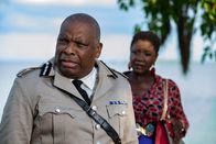 Death in Paradise – Am Ort des Unfalls wartet bereits Darlene Curtis (Ginny Holder) - und Commissioner Patterson (Don Warrington) macht eine schreckliche Entdeckung.