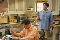 Two and a Half Men – Alan (Jon Cryer, l.) ist deprimiert, da sein Sohn Jake flügge wird, Charlie (Charlie Sheen, r.) versucht ihn aufzuheitern ...