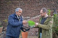 Die Ökochecker – Ökochecker Reporter Tobi (r.) fragt Youtube Sascha Singh (l.), wie gärtnern auch ohne Torf funlktioniert.