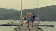 Mord im Hippie-Paradies – Mit dem US-Skipper Duane Boston begibt sich das junge Paar auf einen mehrwöchigen Segeltrip. Mit an Bord der "Justin B" sind auch Duanes Söhne.