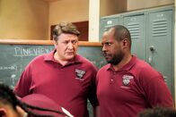 Young Sheldon – George Cooper sen. (Lance Barber, l.); Coach Wilkins (Doc Farrow, r.)