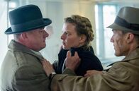 Babylon Berlin – Dr. Völcker (Jördis Triebel, mi.) macht Gereon Rath (Volker Bruch, re.) und Wolters (Peter Kurth) schwere Vorwürfe.