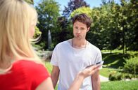 Sturm der Liebe – Annabelle (Jenny Löffler, l.) spielt ihren letzten Trumpf gegenüber Joshua (Julian Schneider, r.) aus.