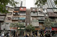 Stadt Land Kunst – Auf Nguyên Thê Sons Bildern entstellen Werbetafeln die architektonischen Überbleibsel der Kolonialzeit – Zeichen einer Globalisierung, die vor nichts Halt macht.