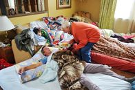 The Middle – Die Thanksgiving-Feier bei Frankies Eltern Pat und Tag (Jerry Van Dyke, r.) verläuft nicht so wie erhofft, als Frankie sich mit ihrer Schwester Janet streitet. Mike (Neil Flynn, l.) berät währenddessen Axl in Liebesdingen und Brick (Atticus Shaffer, o.) bekommt Ärger mit seiner Cousine ...