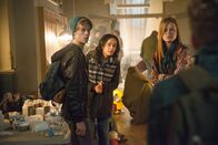 Under the Dome – Noch glauben Joe (Colin Ford, l.), Rebecca (Karla Crome, M.) und Norrie (Mackenzie Lintz, r.), dass die eisigen Temperaturen ihr größtes Problem sind ...