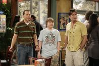 Two and a Half Men – Alan (Jon Cryer, l.) ist mit seinem Bruder Charlie (Charlie Sheen, r.) und seinem Sohn Jake (Angus T. Jones, M.) in einem Coffeeshop. Dort läuft ihm Cynthia über den Weg ...