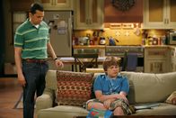Two and a Half Men – Alan Harper (Jon Cryer, l.): Jake Harper (Angus T. Jones, r.)