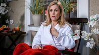 Sturm der Liebe – Yvonne (Tanja Lanäus) ist entsetzt, als sie einen Knoten an ihrer Brust ertastet.