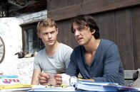 Der Bergdoktor – Vincent (Laurence Rupp, r.) und Karl (Dennis Mojen, l) sind beste Freunde und hüten ein großes Geheimnis.
